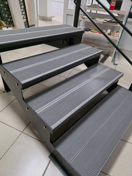 Лестница-крыльцо  4 ступени, с ДПК,ограждение "стандарт" с одной стороны.Ширина 1 м.Высота 60 см.