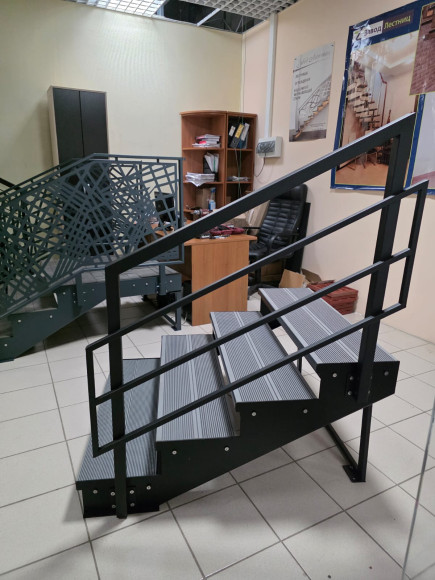 Лестница-крыльцо  4 ступени, с ДПК,ограждение "стандарт" с одной стороны.Ширина 1 м.Высота 60 см.