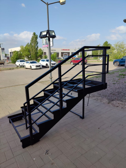 Лестница-крыльцо с площадкой ,5 ступеней,без ДПК,ограждения с одной стороны и по торцу площадки.Ширина 2 м.Высота 75 см. 