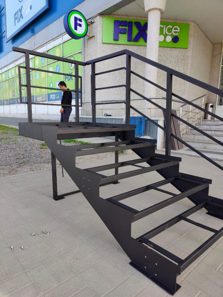 Лестница-крыльцо с площадкой ,5 ступеней,без ДПК,ограждения с одной стороны и по торцу площадки.Ширина 2 м.Высота 75 см. 