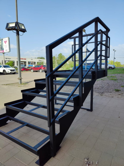 Лестница-крыльцо с площадкой ,5 ступеней,без ДПК,ограждения с одной стороны и по торцу площадки.Ширина 2 м.Высота 75 см. 