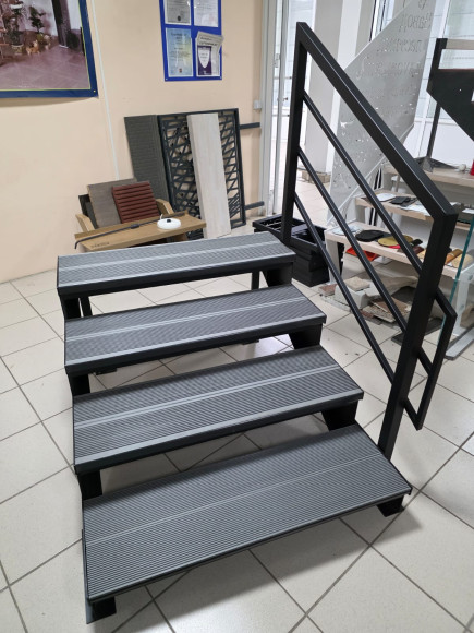 Лестница-крыльцо  4 ступени, с ДПК,ограждение "стандарт" с одной стороны.Ширина 1,5 м.Высота 60 см.