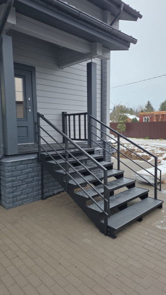 Лестница-крыльцо 7 ступеней с ДПК, ограждения с двух сторон.Ширина 1,5 метра ,высота 1,05 метра.