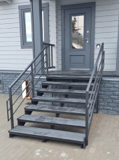 Лестница-крыльцо 7 ступеней с ДПК, ограждения с двух сторон.Ширина 1,5 метра ,высота 1,05 метра.