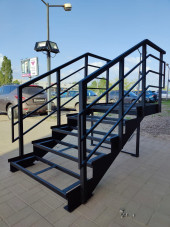 Лестница-крыльцо с площадкой 5 ступеней,без ДПК.Ограждения с двух сторон.Ширина 1,3 м.Высота 75 см.