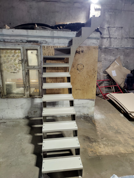 14 подъемов,10 ступеней прямых,3 забежных.Поворот на 90 градусов.Пеила с одной стороны.Высота 2,8 м.Ширина 80 см. 