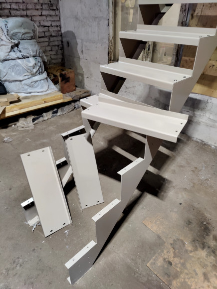 14 подъемов,10 ступеней прямых,3 забежных.Поворот на 90 градусов.Пеила с одной стороны.Высота 2,8 м.Ширина 80 см. 