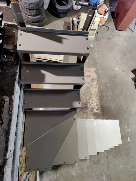 14 подъемов,10 ступеней прямых,3 забежных.Поворот на 90 градусов.Пеила с одной стороны.Высота 2,8 м.Ширина 80 см. 