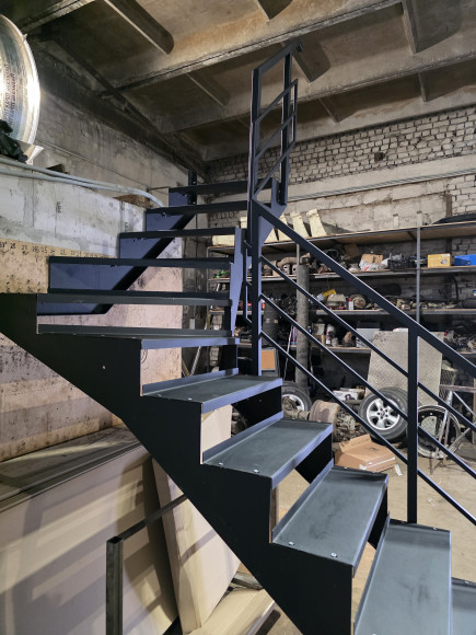 14 подъемов,10 ступеней прямых,3 забежных.Поворот на 90 градусов.Пеила с одной стороны.Высота 2,8 м.Ширина 80 см. 