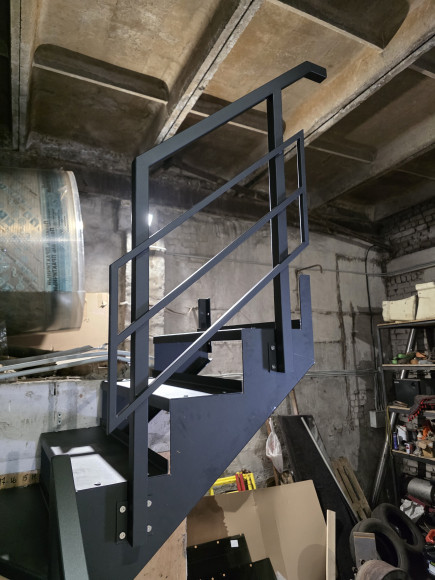 14 подъемов,10 ступеней прямых,3 забежных.Поворот на 90 градусов.Пеила с одной стороны.Высота 2,8 м.Ширина 80 см. 