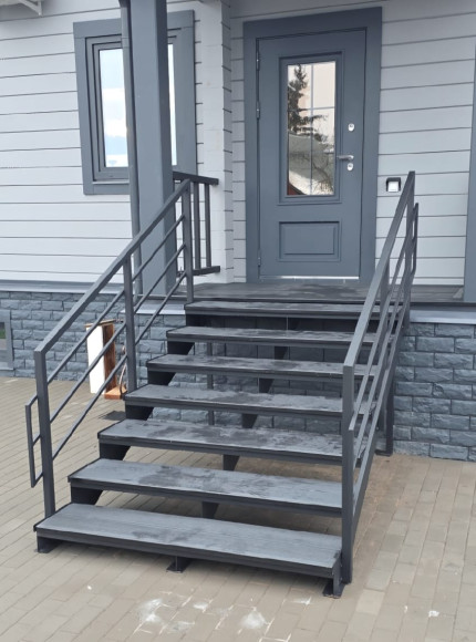 Лестница-крыльцо 7 ступеней с ДПК, ограждения с двух сторон.Ширина 2 метра ,высота 1,05 метра. 