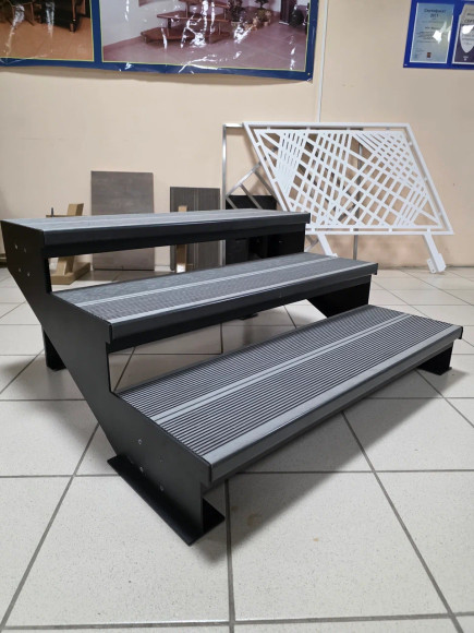 Лестница входная с ступенями из Древесно-полимерного композита ,без перил.3 ступени.Ширина 1 м.   1