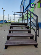 Лестница-крыльцо с площадкой ,5 ступеней,С ДПК,ограждения с одной стороны и с торца площадки.Ширина 1,3 м.Высота 75 см.