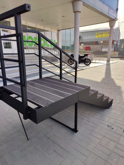 Лестница-крыльцо с площадкой ,5 ступеней,С ДПК,ограждения с одной стороны и с торца площадки.Ширина 1,3 м.Высота 75 см.