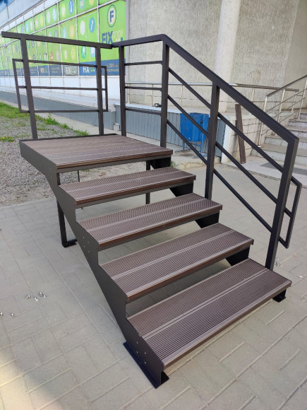 Лестница-крыльцо с площадкой ,5 ступеней,С ДПК,ограждения с одной стороны и с торца площадки.Ширина 1,3 м.Высота 75 см.