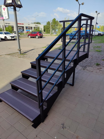 Лестница-крыльцо с площадкой ,5 ступеней,С ДПК,ограждения с одной стороны и с торца площадки.Ширина 1,3 м.Высота 75 см.