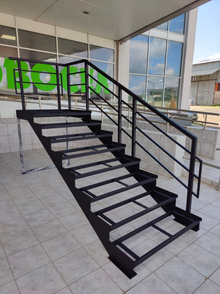 Лестница-крыльцо 7 ступеней с площадкой ,без ступеней ДПК,ограждение с одной стороны и торца площадки.Ширина 1м высота 1,05м.