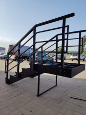 Лестница-крыльцо с площадкой 5 ступеней,без ДПК.Ограждения с двух сторон.Ширина 2 м.Высота 75 см.