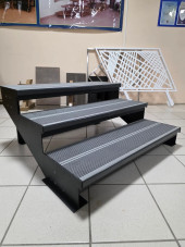 Лестница входная с ступенями из Древесно-полимерного композита ,без перил.3 ступени.Ширина 1,5м.   