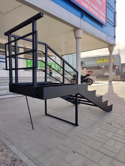 Лестница-крыльцо с площадкой ,5 ступеней,без ДПК,ограждения с одной стороны и по торцу площадки.Ширина 1,3м.Высота 75 см.