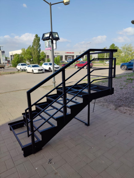 Лестница-крыльцо с площадкой ,5 ступеней,без ДПК,ограждения с одной стороны и по торцу площадки.Ширина 1,3м.Высота 75 см.