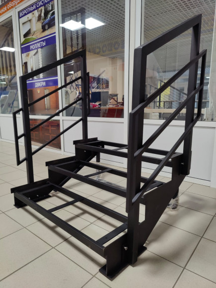 Лестница-крыльцо 3 ступени ,без ДПК,ограждения с двух сторон.Ширина 1.5м.