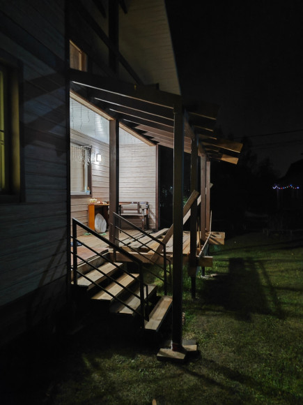 Лестница-крыльцо 4 ступени ,без ДПК,ограждения с двух сторон. Ширина 1,3м.