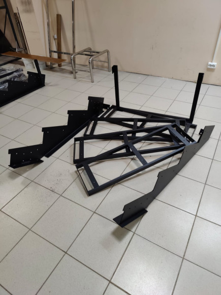 Лестница-крыльцо 4 ступени ,без ДПК,ограждения с двух сторон. Ширина 1,3м.