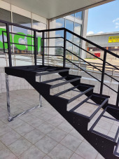 Лестница-крыльцо 7 ступеней с площадкой ,без ступеней ДПК,ограждение с одной стороны и торца площадки.Ширина 1,3м высота 1,05м.