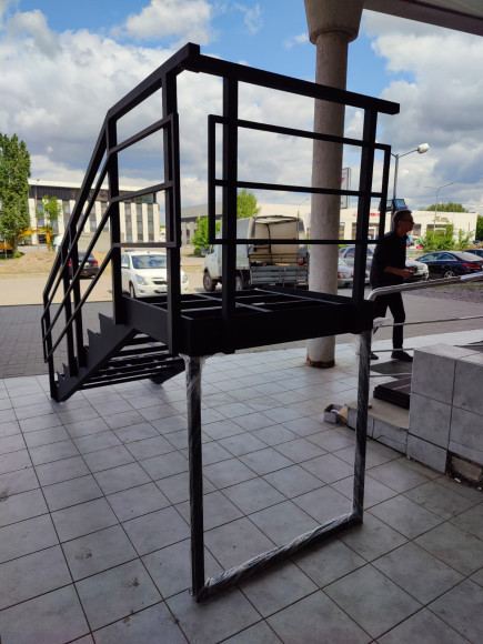 Лестница-крыльцо 7 ступеней с площадкой ,без ступеней ДПК,ограждение с одной стороны и торца площадки.Ширина 1,3м высота 1,05м.