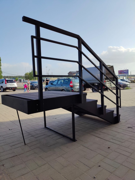 Лестница-крыльцо с площадкой,5 ступеней,ограждение с одной стороны.Ширина 1,3 м.Высота 75 см.