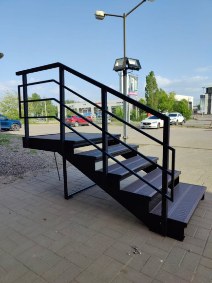 Лестница-крыльцо с площадкой,5 ступеней,ограждение с одной стороны.Ширина 1,3 м.Высота 75 см.