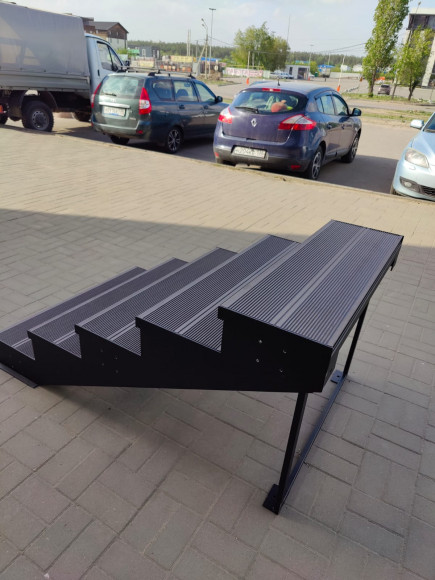 Лестница-крыльцо ,5 ступеней,с ступенями ДПК,без ограждений.Ширина 1 м Высота 75 см.