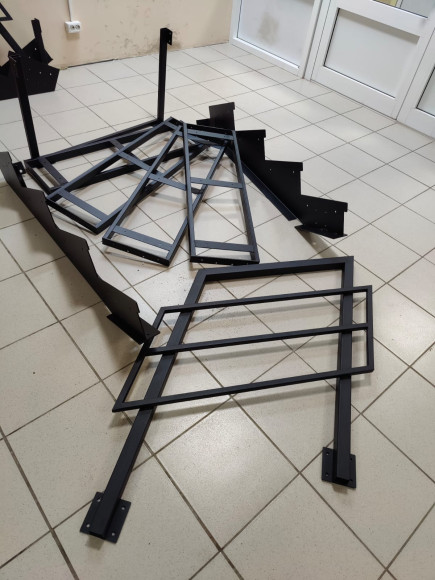 Лестница-крыльцо 4 ступени,без ДПК,перила с одной стороны.Ширина 1,3 м.