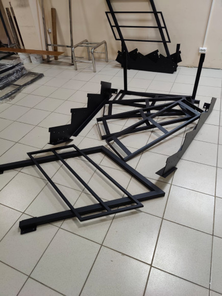 Лестница-крыльцо 4 ступени,без ДПК,перила с одной стороны.Ширина 1,3 м.