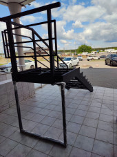 Лестница-крыльцо 7 ступеней с площадкой ,без ступеней ДПК,ограждение с одной стороны и торца площадки.Ширина 1,5 м высота 1,05м.