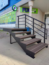 Лестница-крыльцо с площадкой ,5 ступеней,с ДПК,ограждение справа.Ширина 1 м,высота 75 см.