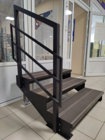 Лестница-крыльцо 3 ступени, c ДПК,ограждение с одной стороны.Ширина 1,5м. 