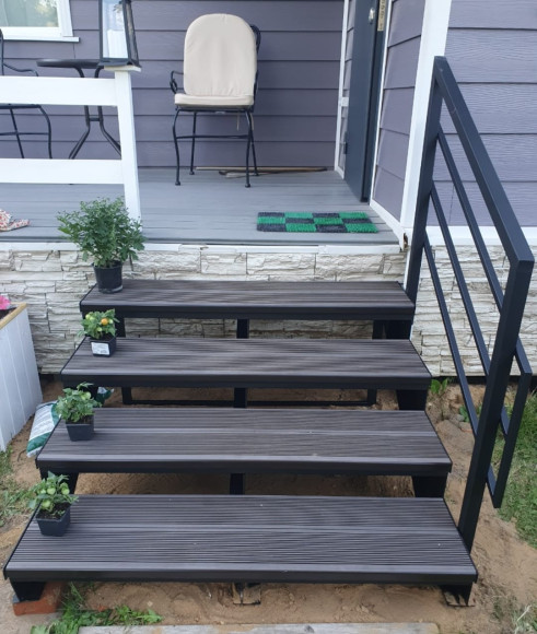 Лестница-крыльцо 4 ступени с ДПК,ограждение с одной стороны.Ширина 1,3м. 