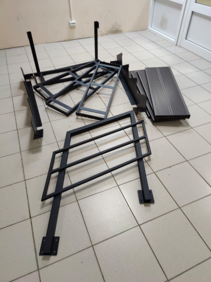 Лестница-крыльцо 4 ступени с ДПК,ограждение с одной стороны.Ширина 1,3м. 