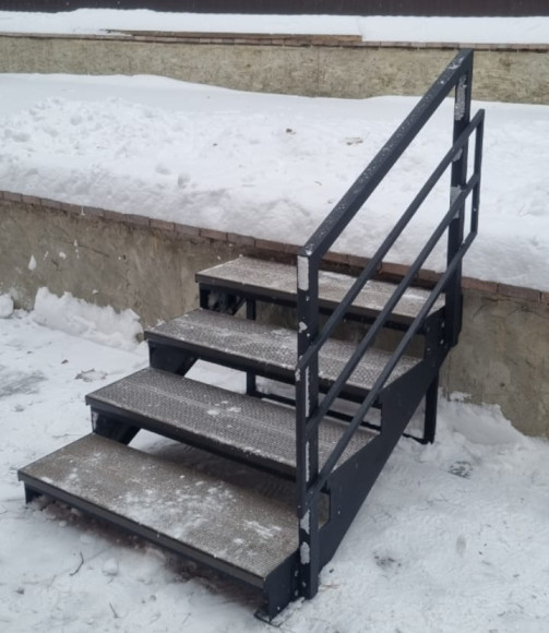 Лестница-крыльцо 4 ступени с ДПК,ограждение с одной стороны.Ширина 1,3м. 