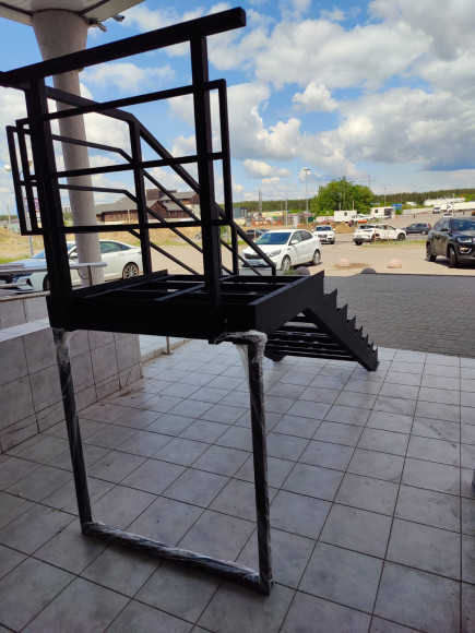 Лестница-крыльцо 7 ступеней с площадкой ,без ступеней ДПК,ограждение с одной стороны и торца площадки.Ширина 2 м высота 1,05м.