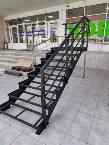 Лестница-крыльцо 7 ступеней с площадкой ,без ступеней ДПК,ограждение с одной стороны и торца площадки.Ширина 2 м высота 1,05м.