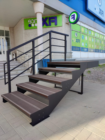 Лестница-крыльцо с площадкой,5 ступеней,ограждение с одной стороны.Ширина 2 м.Высота 75 см.