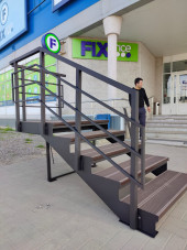 Лестница-крыльцо с площадкой,5 ступеней,с ДПК,перила с одной стороны и с торца площадки.Ширина 1 м.Высота 75 см.