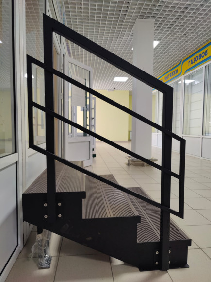 Лестница-крыльцо 3 ступени, c ДПК,ограждение с одной стороны.Ширина 1,3 м.  