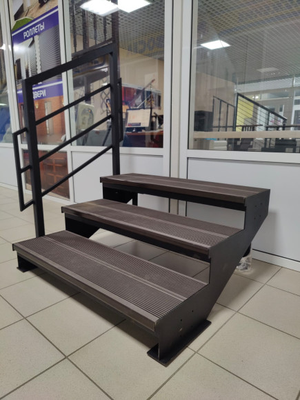 Лестница-крыльцо 3 ступени, c ДПК,ограждение с одной стороны.Ширина 1,3 м.  