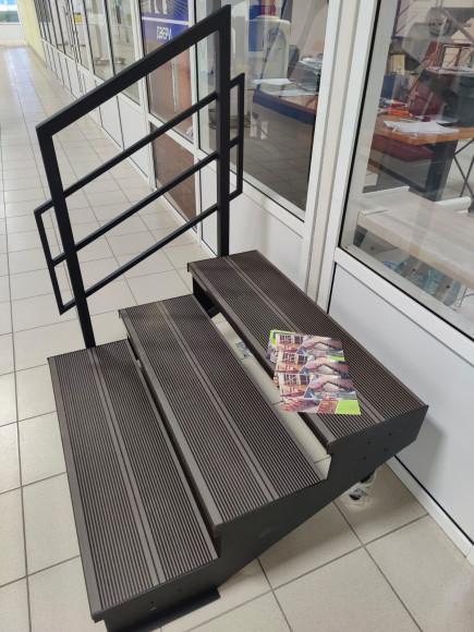 Лестница-крыльцо 3 ступени, c ДПК,ограждение с одной стороны.Ширина 1,3 м.  