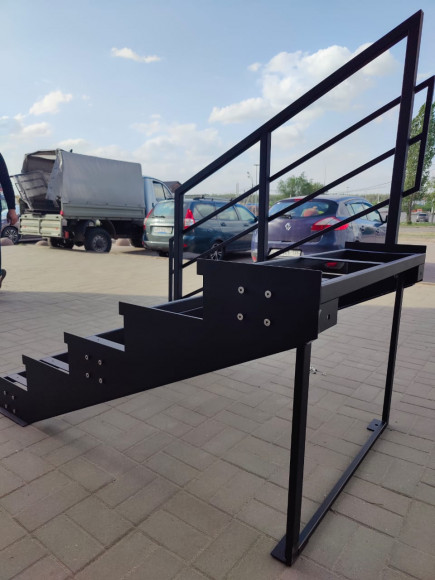 Лестнтца-крыльцо 5 ступеней,без ДПК,ограждение с одной стороны.Ширина 1 м .Высота 75 см.