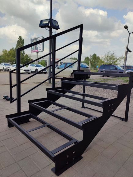 Лестнтца-крыльцо 5 ступеней,без ДПК,ограждение с одной стороны.Ширина 1 м .Высота 75 см.